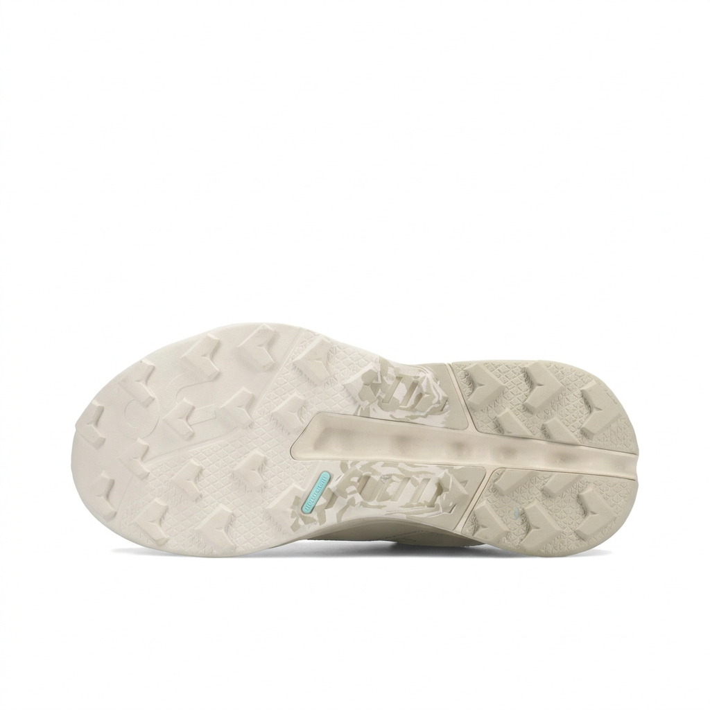 On Cloudhorizon 2 ivory white lugged outsole, bottom view on white